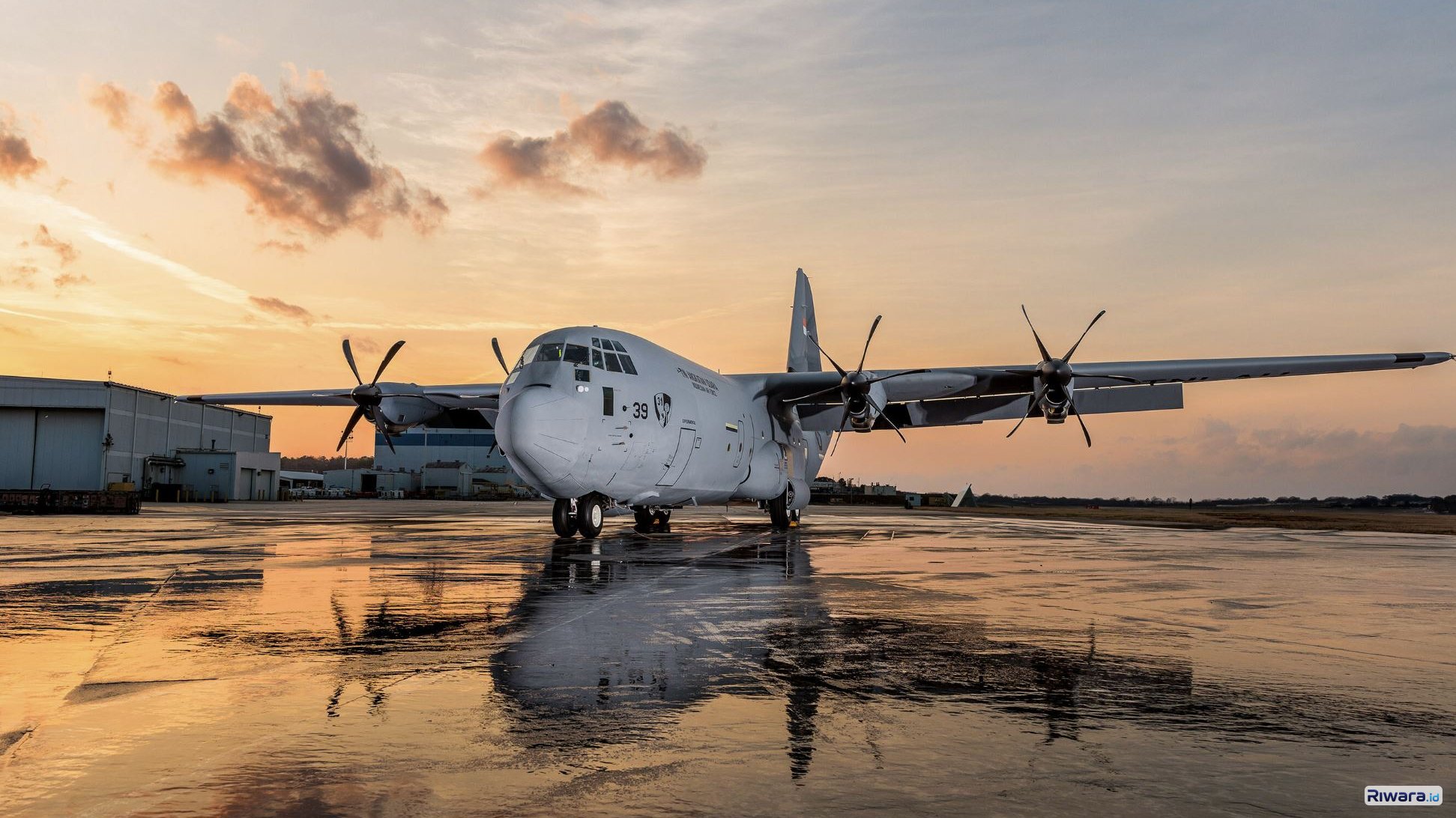 Pesawat C-130 J Hercules milik TNI AU yang merupakan peremajaan dari tipe-tipe sebelumnya. Indonesia mengoperasikan Hercules sejak 1960-an, menjadi pengguna kedua setelah AS.